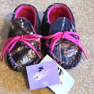 Infant girls camo booties